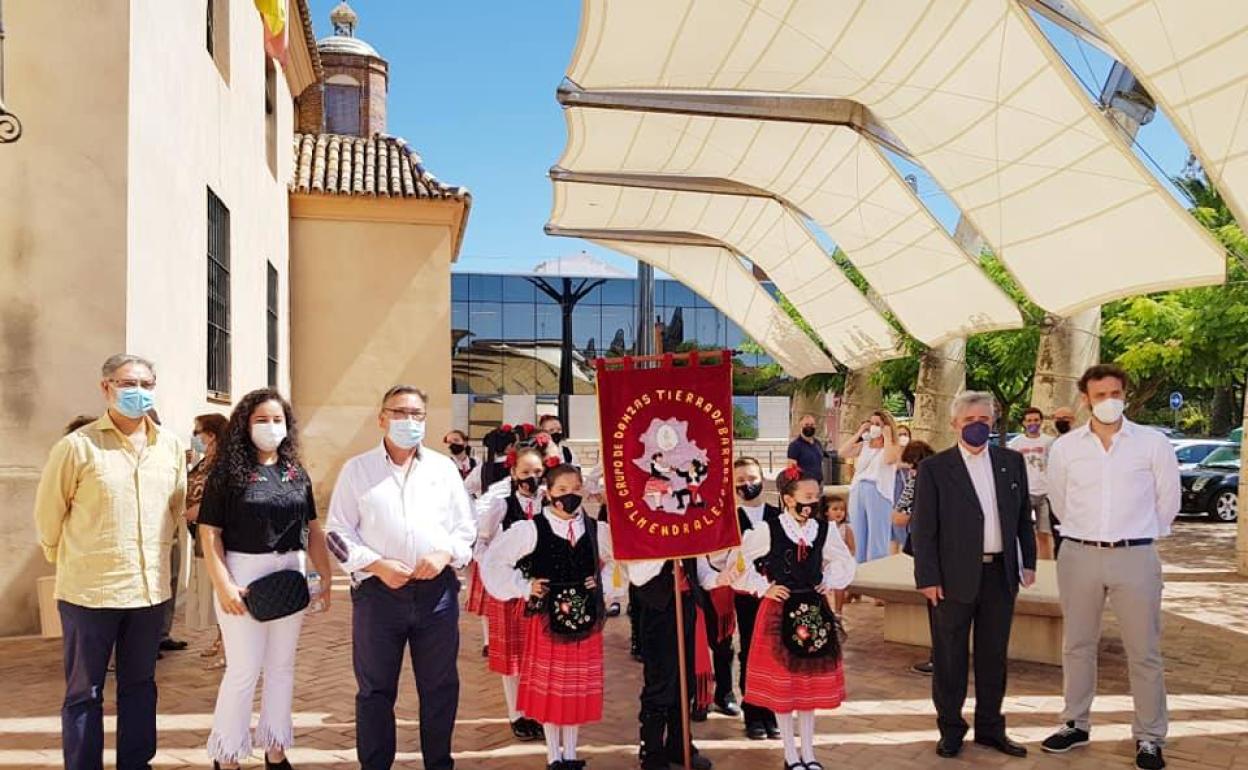 Las autoridades posan junto a miembros del Tierra de Barros y el pregonero. 