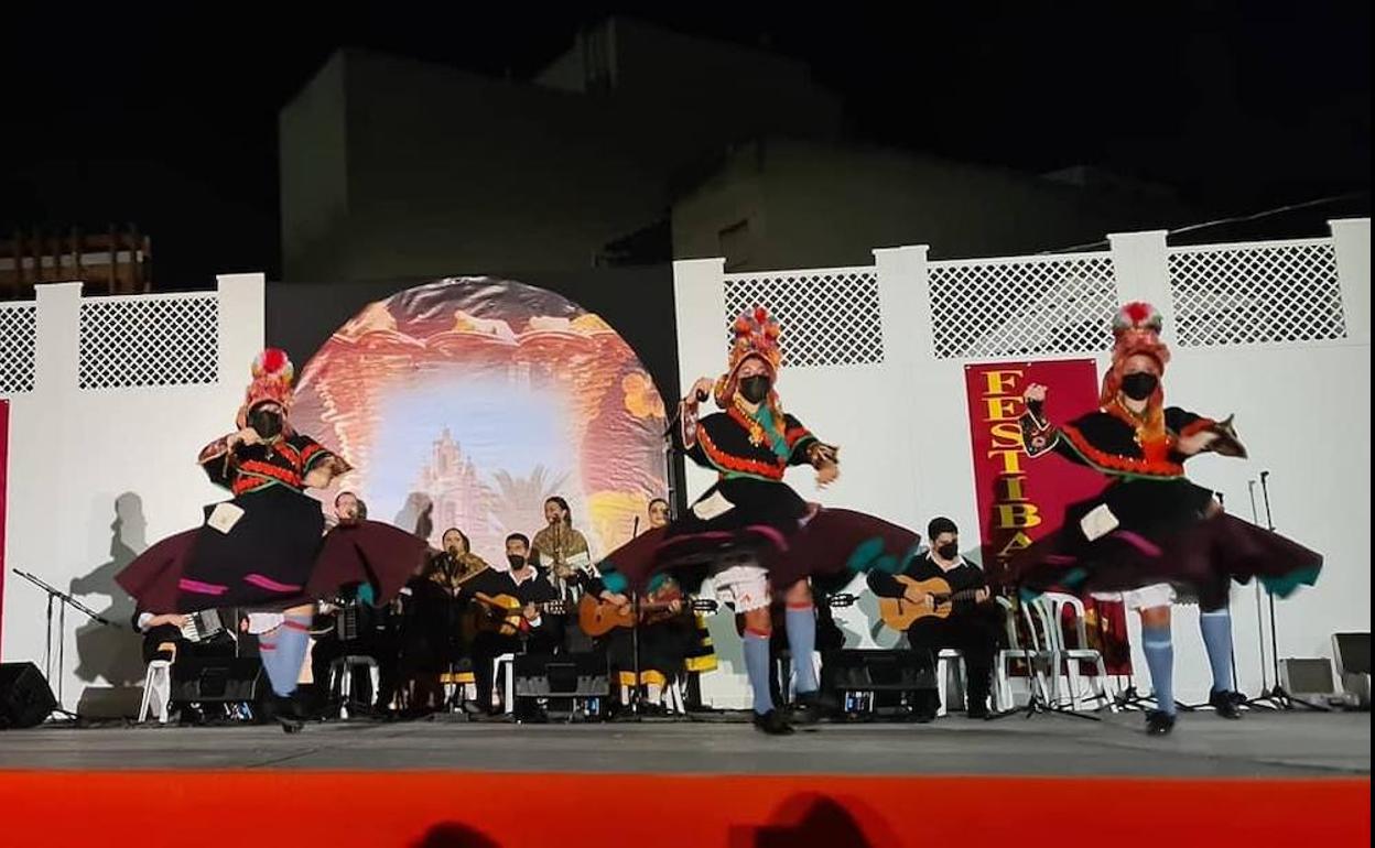 El atrio de la Piedad volvió a llenarse para ver folclore en las vísperas de la feria. 