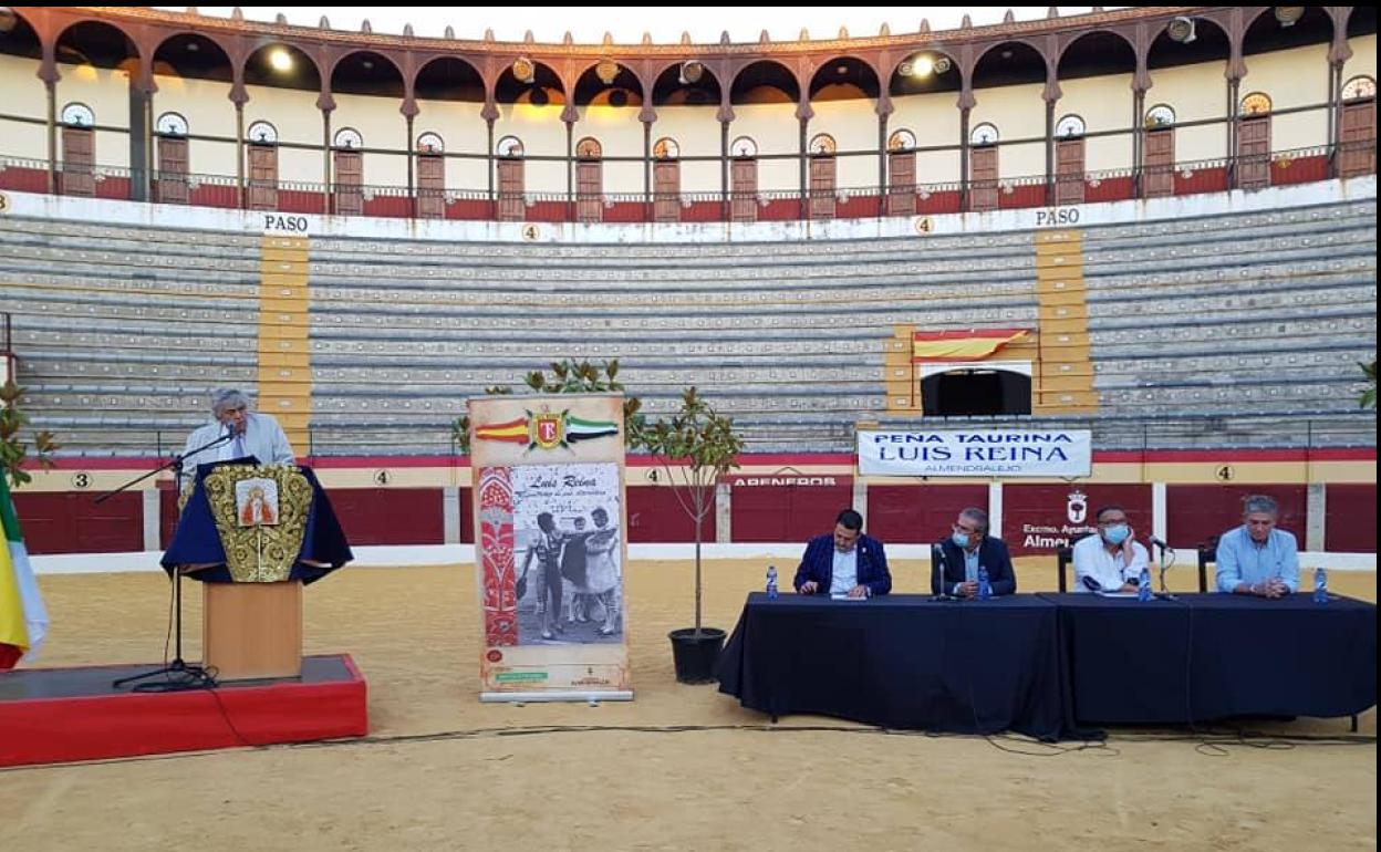 Un libro recoge los 40 años de alternativa del torero Luis Reina