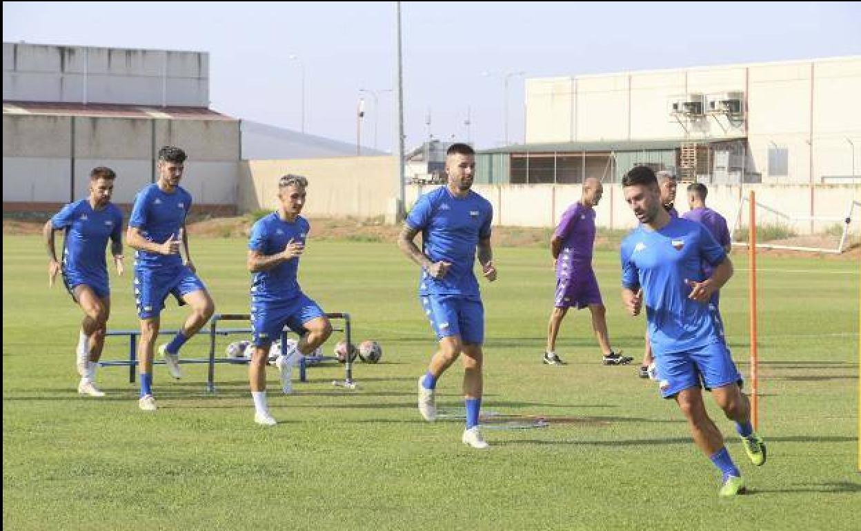 La plantilla del Extremadura UD vuelve a entrenar tras pagar el seguro médico