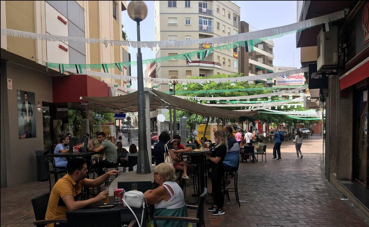 Las calles han comenzado a llenarse de visitantes. 
