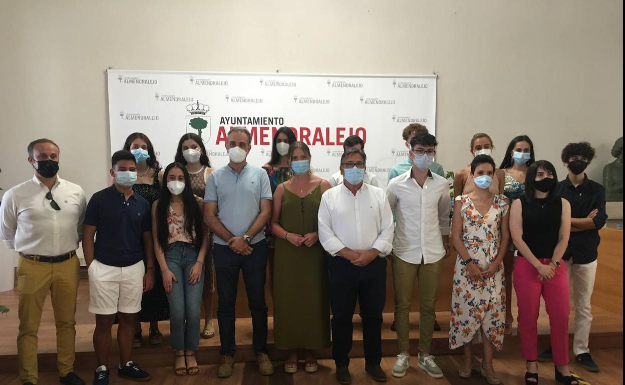 Las autoridades posan junto a los doce alumnos en el acto oficial en el salón de plenos. 
