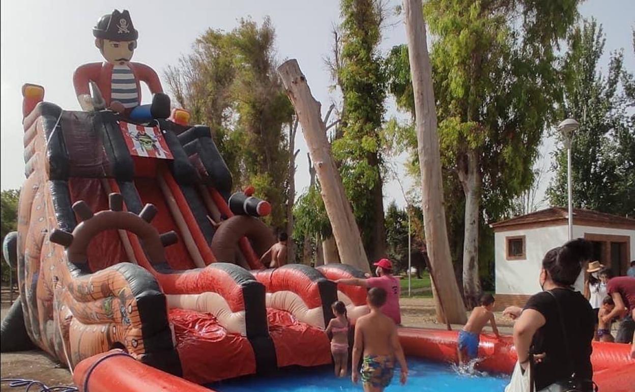 Los niños han disfrutado en el parque acuático de Las Mercedes. 