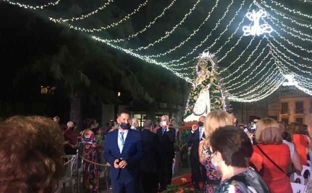 La virgen entró en el paseo central mientras el barítono Alberto Martínez cantaba el Ave María. 