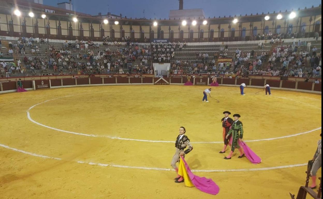 La corrida se celebró en la noche del domingo. 