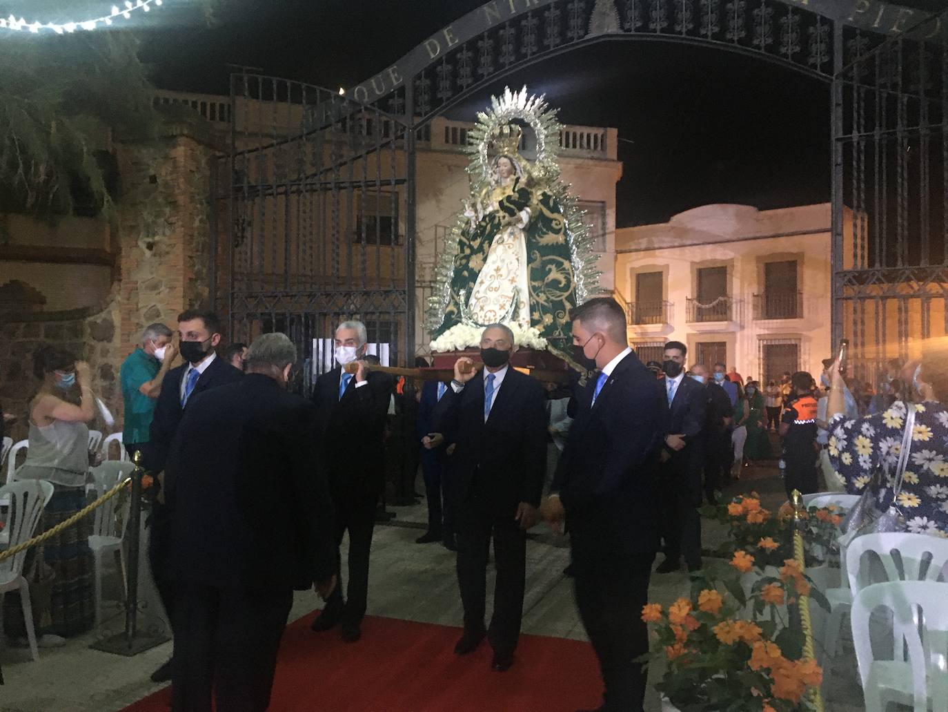 La virgen entró a hombros de costaleros mientras sonaba el Ave María. 