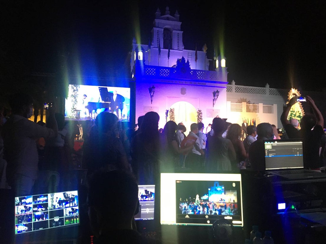 La virgen entró a hombros de costaleros mientras sonaba el Ave María. 