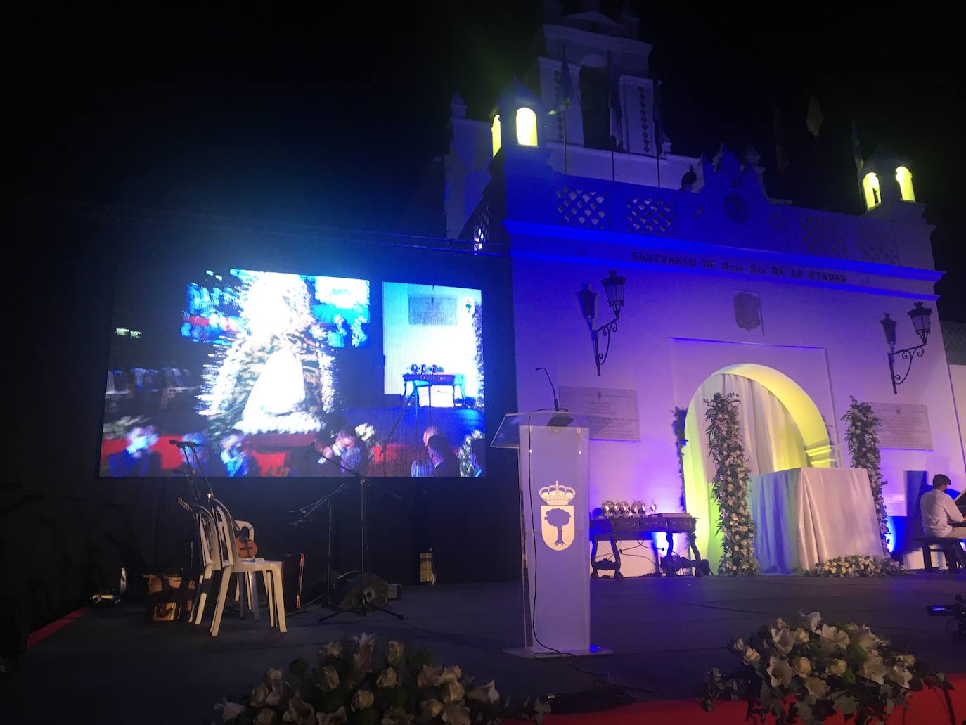 La virgen entró a hombros de costaleros mientras sonaba el Ave María. 