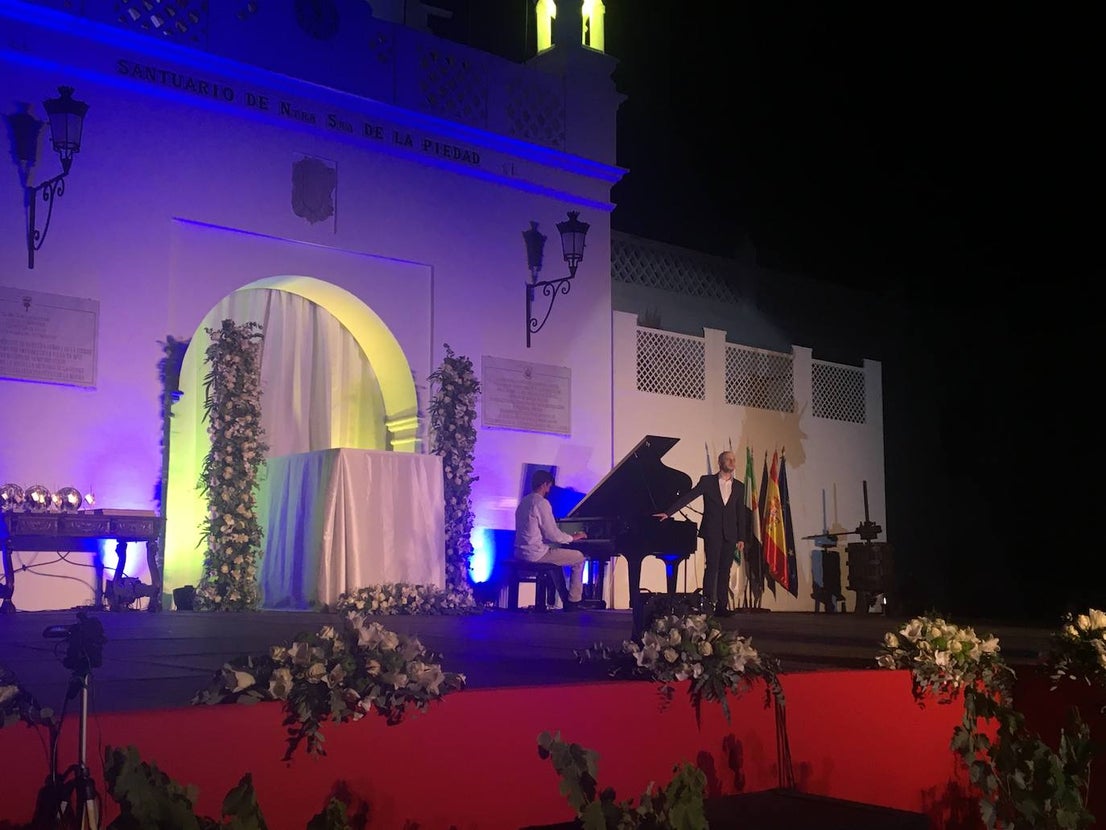 La virgen entró a hombros de costaleros mientras sonaba el Ave María. 