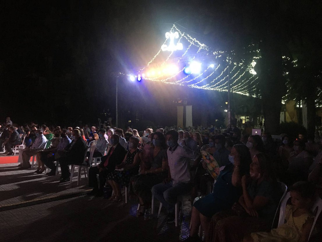 La virgen entró a hombros de costaleros mientras sonaba el Ave María. 