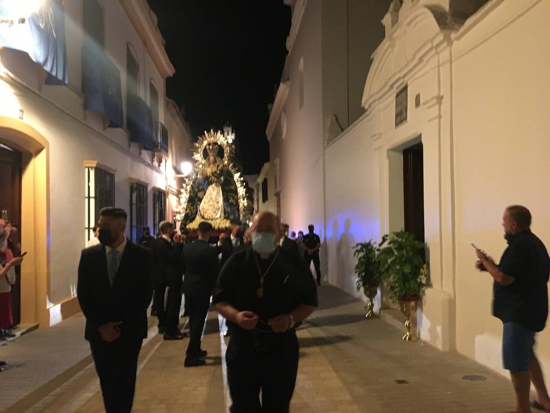 La virgen entró a hombros de costaleros mientras sonaba el Ave María. 