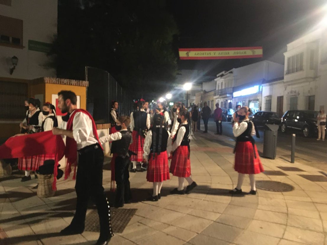 La virgen entró a hombros de costaleros mientras sonaba el Ave María. 