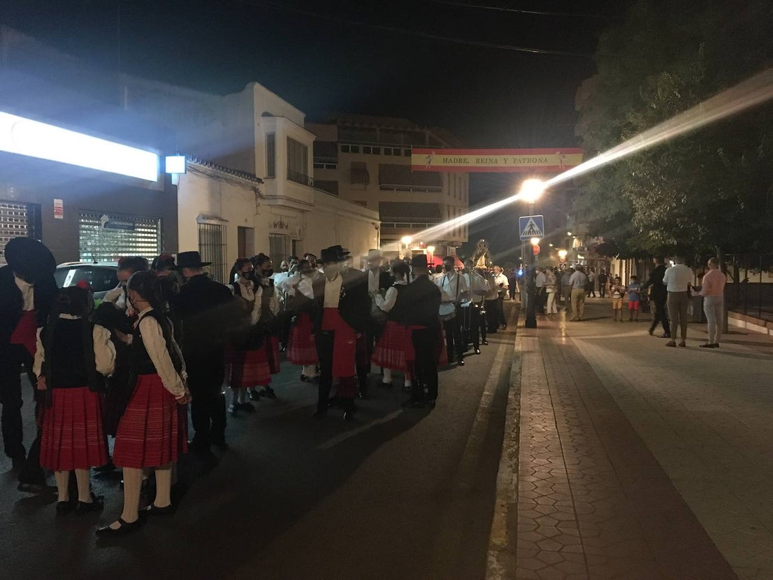 La virgen entró a hombros de costaleros mientras sonaba el Ave María. 