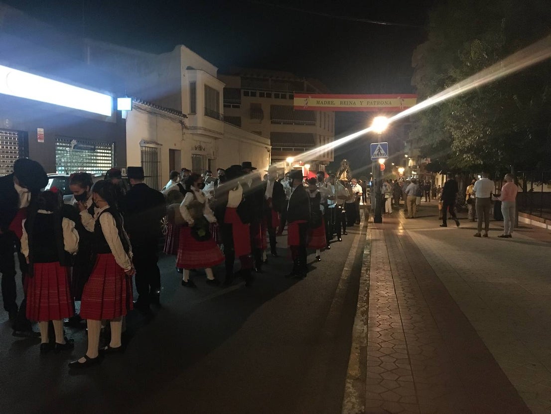 La virgen entró a hombros de costaleros mientras sonaba el Ave María. 