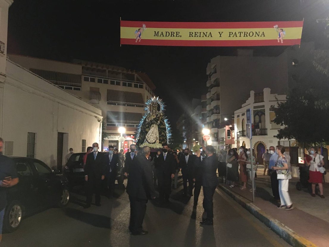 La virgen entró a hombros de costaleros mientras sonaba el Ave María. 
