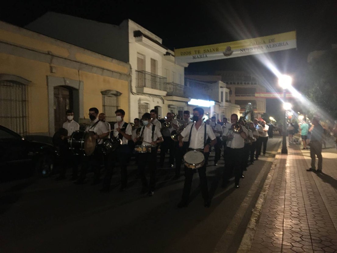 La virgen entró a hombros de costaleros mientras sonaba el Ave María. 