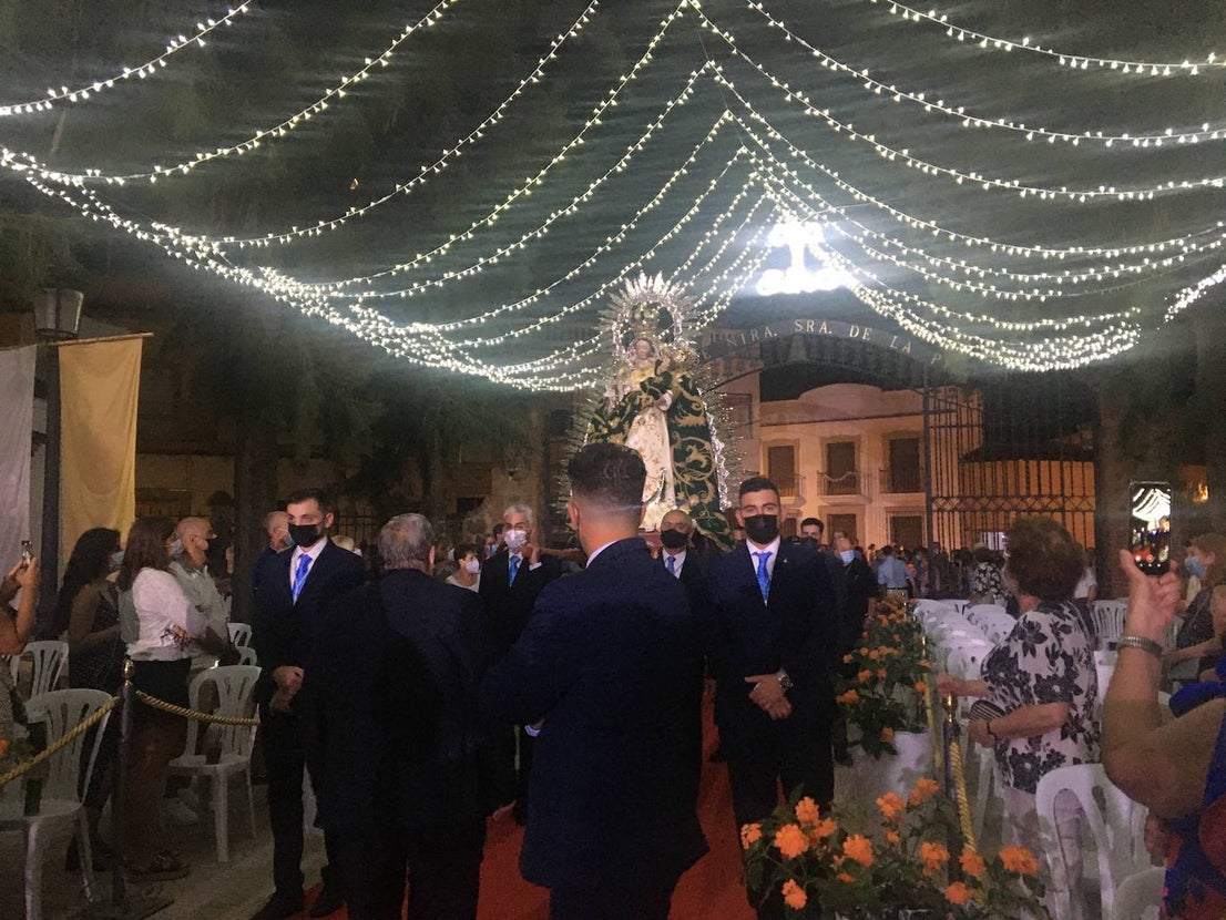 La virgen entró a hombros de costaleros mientras sonaba el Ave María. 