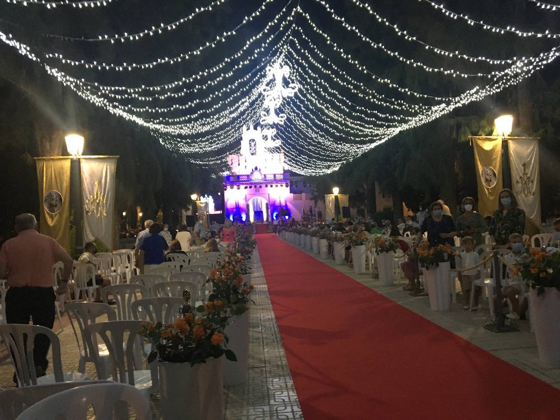 La virgen entró a hombros de costaleros mientras sonaba el Ave María. 