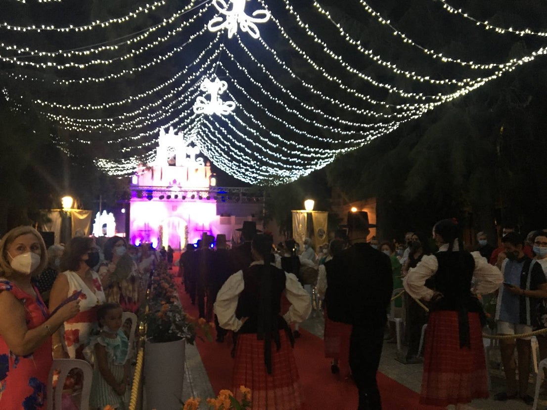 La virgen entró a hombros de costaleros mientras sonaba el Ave María. 