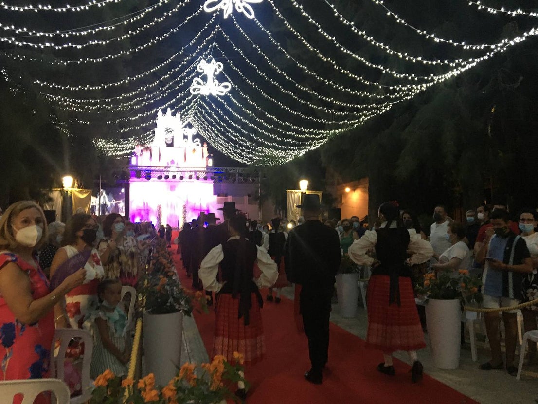 La virgen entró a hombros de costaleros mientras sonaba el Ave María. 