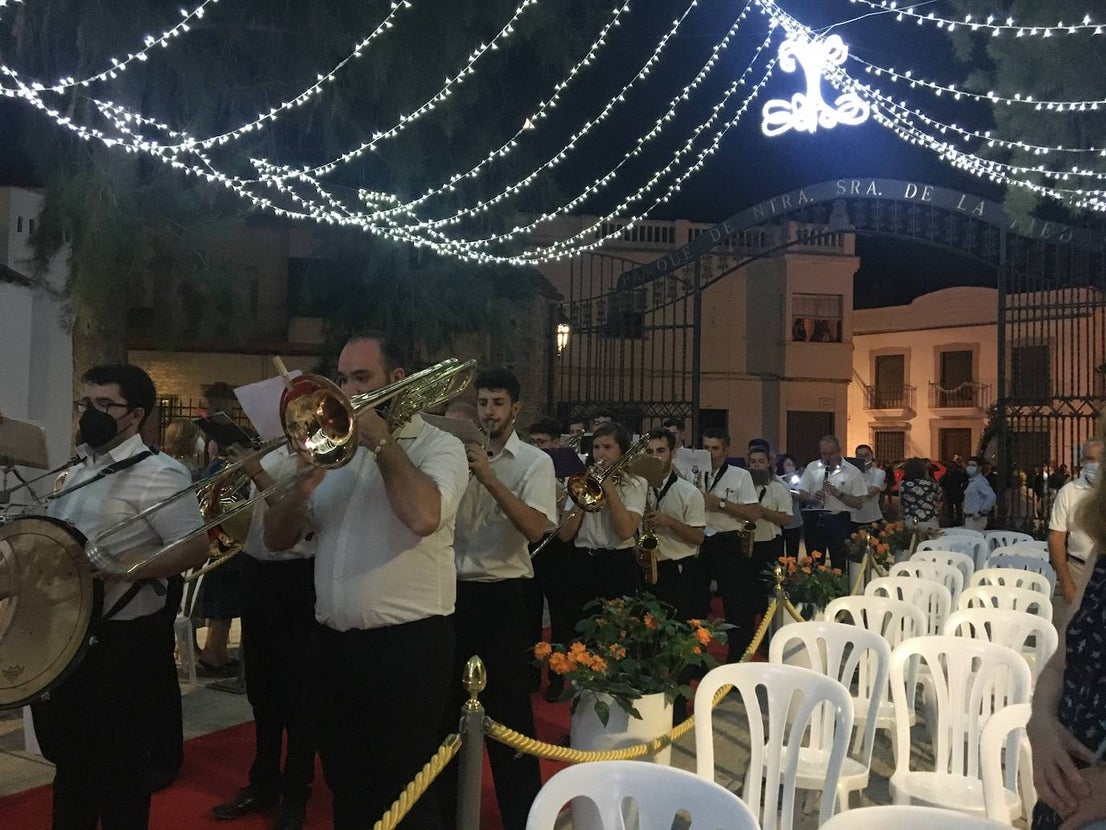La virgen entró a hombros de costaleros mientras sonaba el Ave María. 