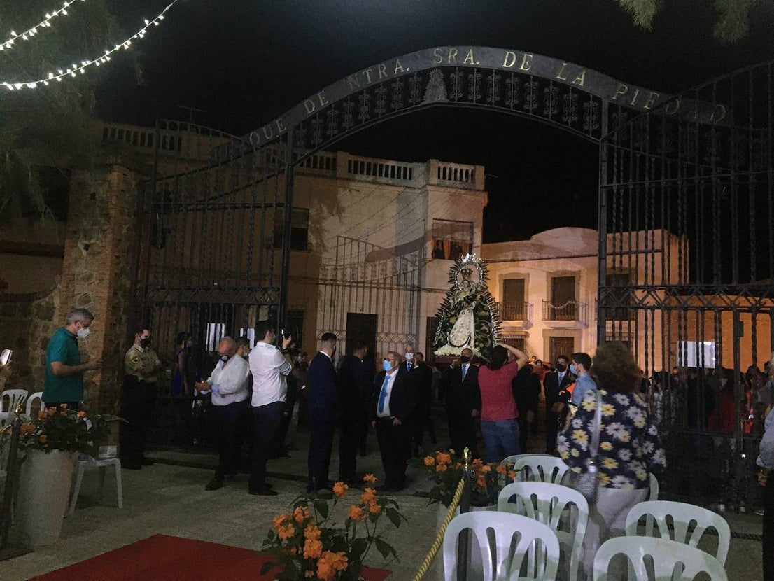 La virgen entró a hombros de costaleros mientras sonaba el Ave María. 