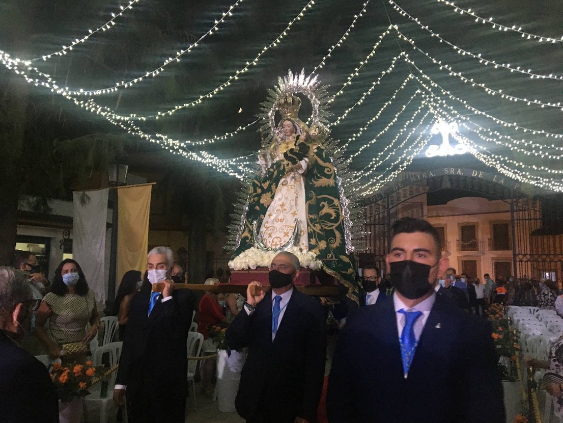 La virgen entró a hombros de costaleros mientras sonaba el Ave María. 