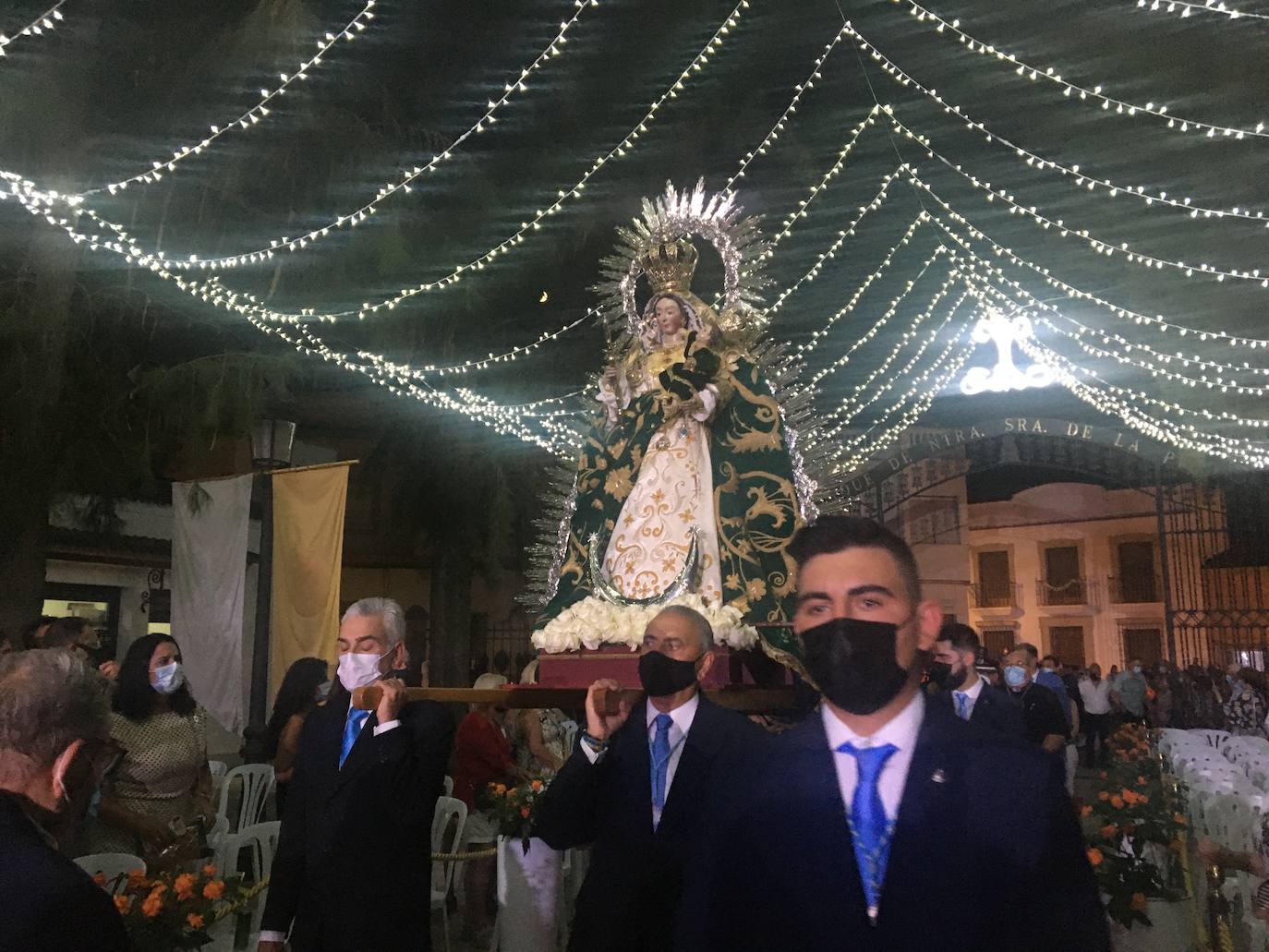 La virgen entró a hombros de costaleros mientras sonaba el Ave María. 