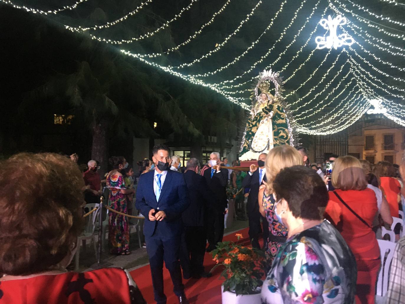 La virgen entró a hombros de costaleros mientras sonaba el Ave María. 