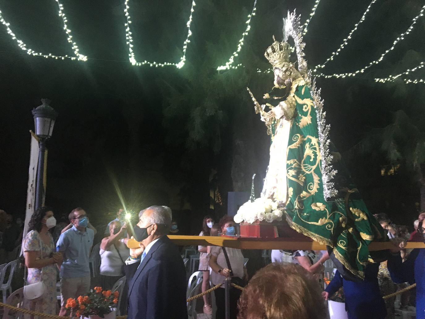 La virgen entró a hombros de costaleros mientras sonaba el Ave María. 