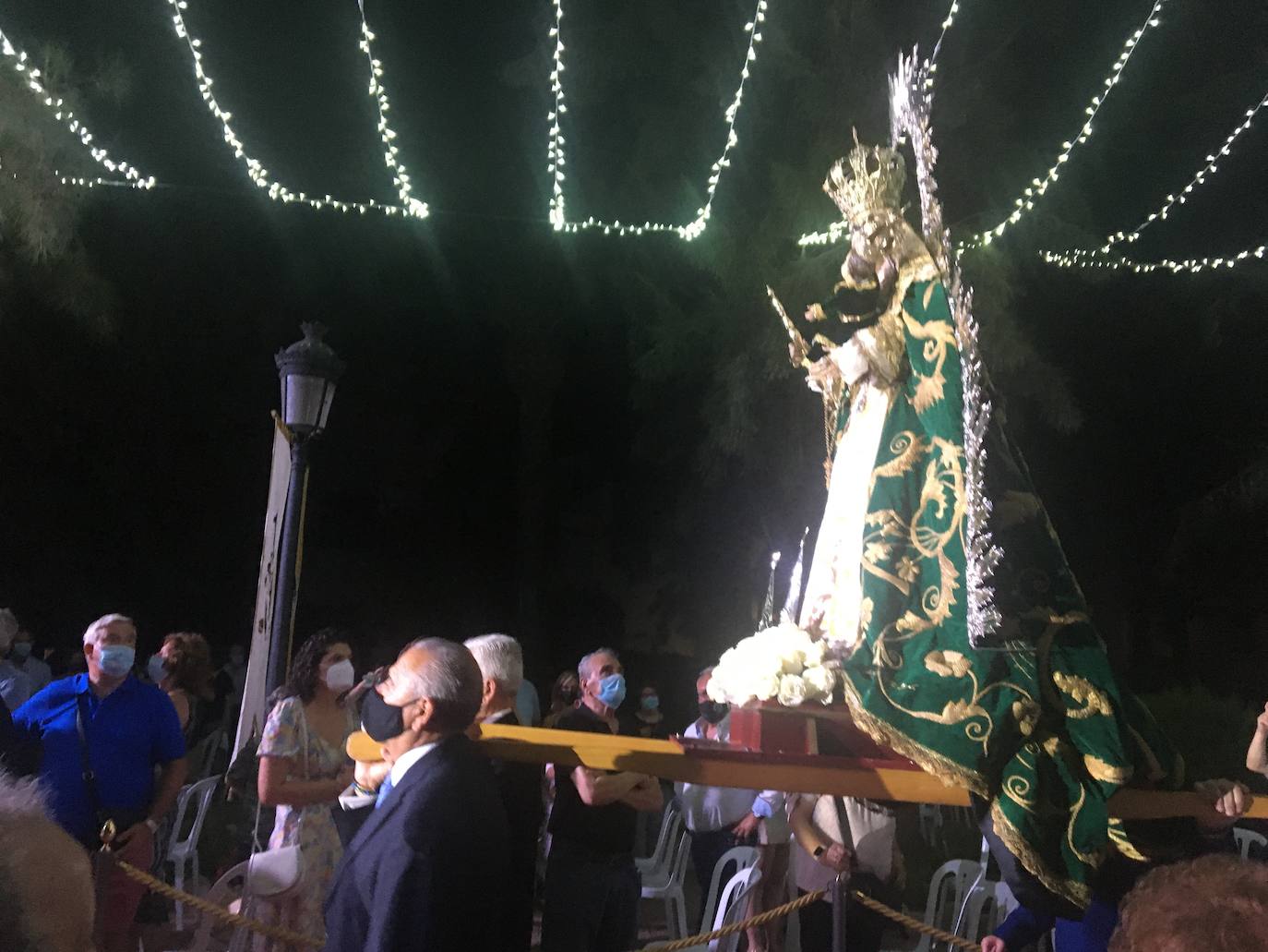 La virgen entró a hombros de costaleros mientras sonaba el Ave María. 