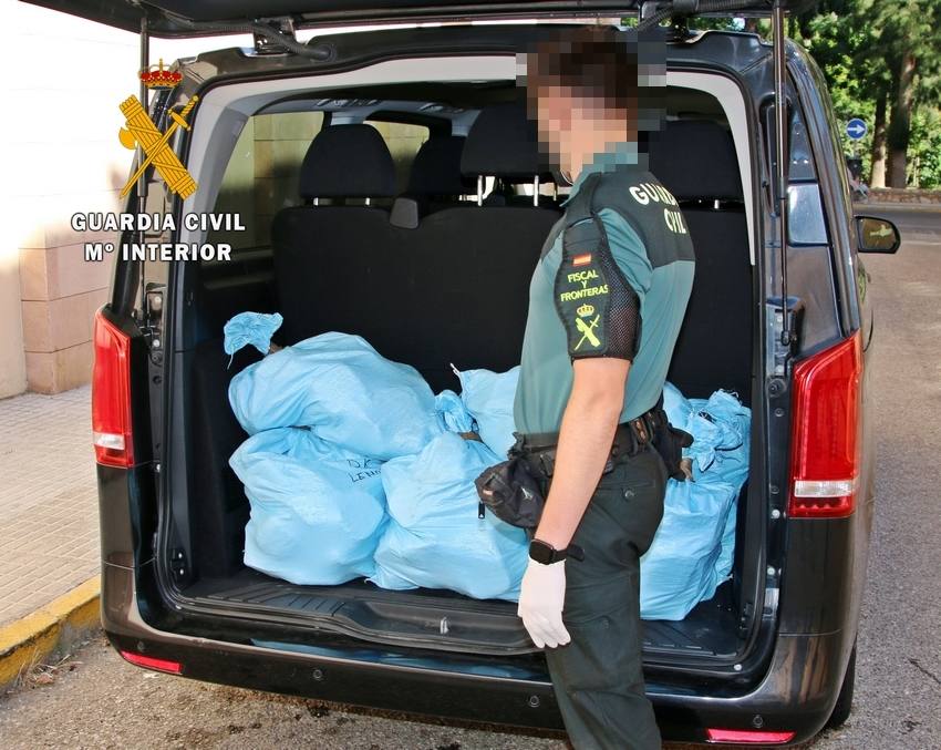 Los agentes muestran la droga que portaba el detenido en la narcofurgoneta. 