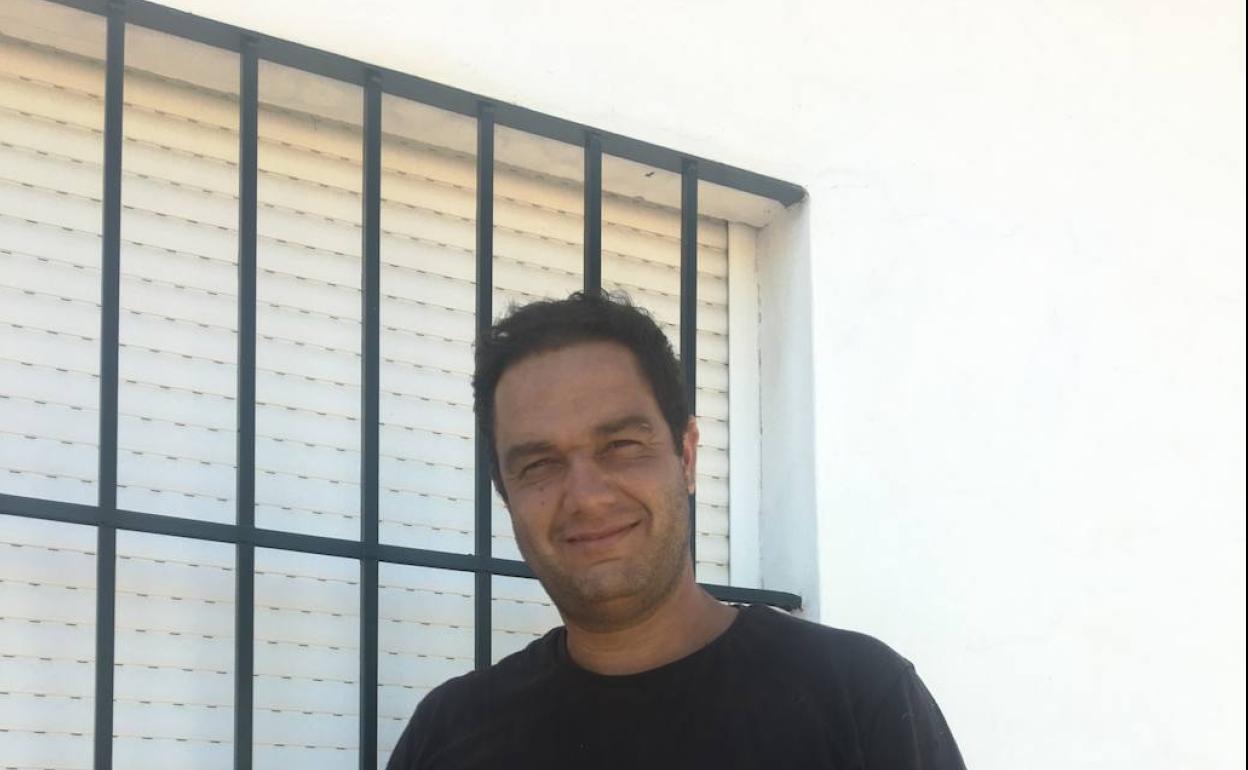 Vicene Machío gestiona la explotación agraria de la familia. 