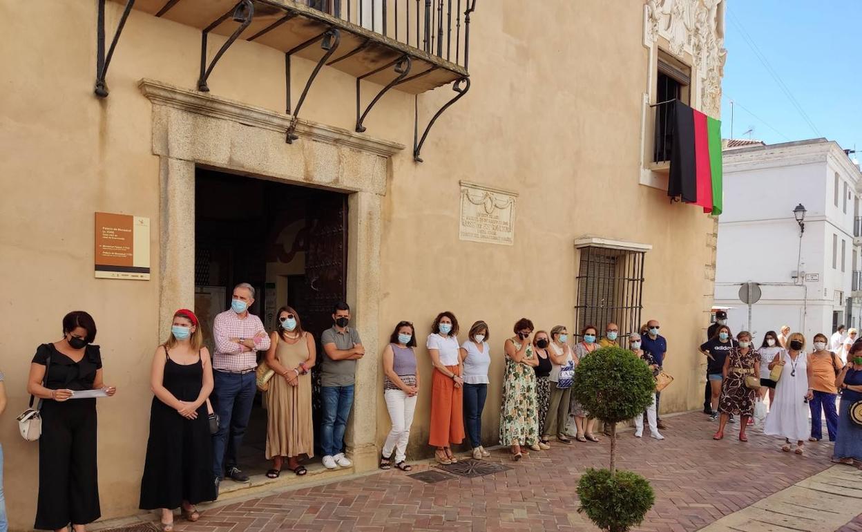 La concentración se ha llevado a cabo a las puertas del Ayuntamiento. 