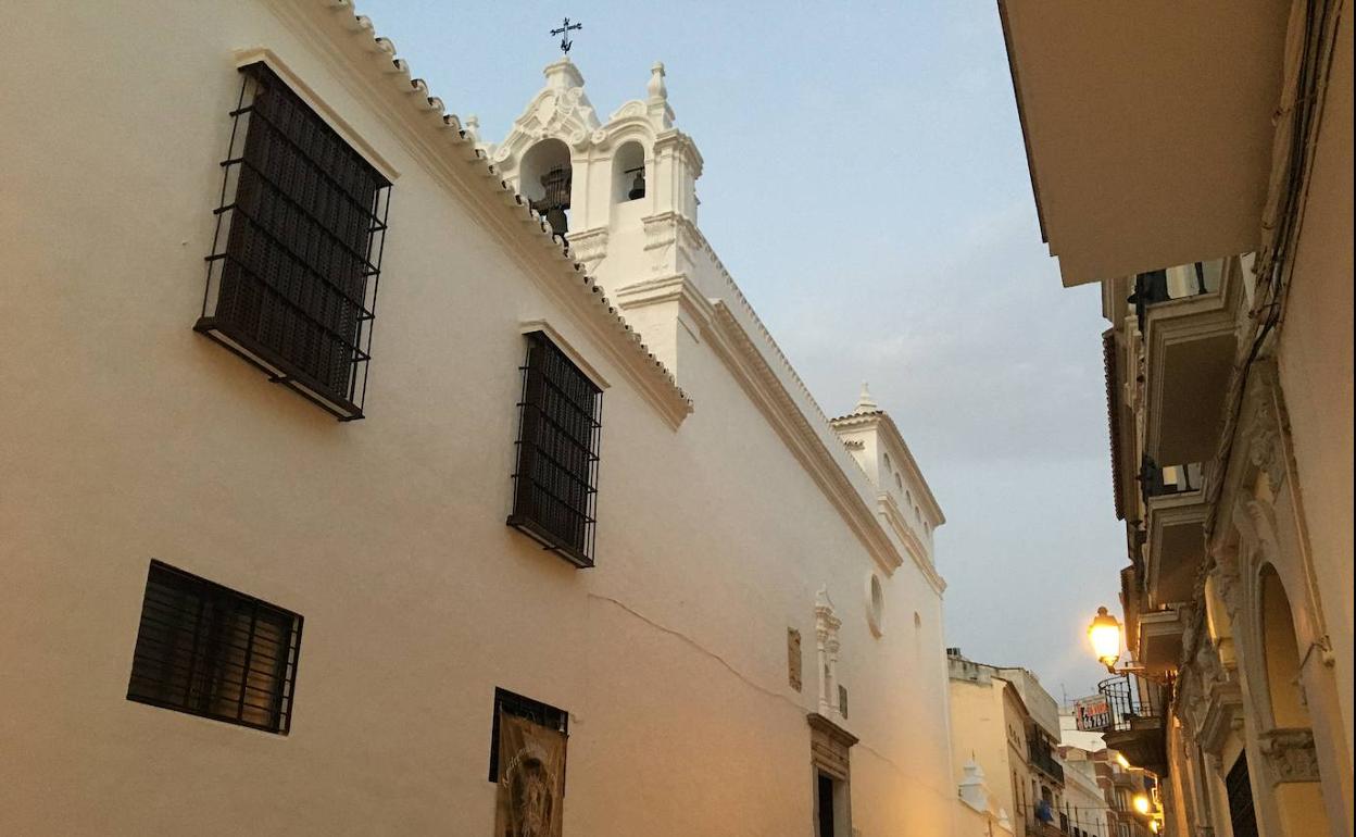 La fachada de la iglesia y del convento ha sido restaurada y pintada este verano. 