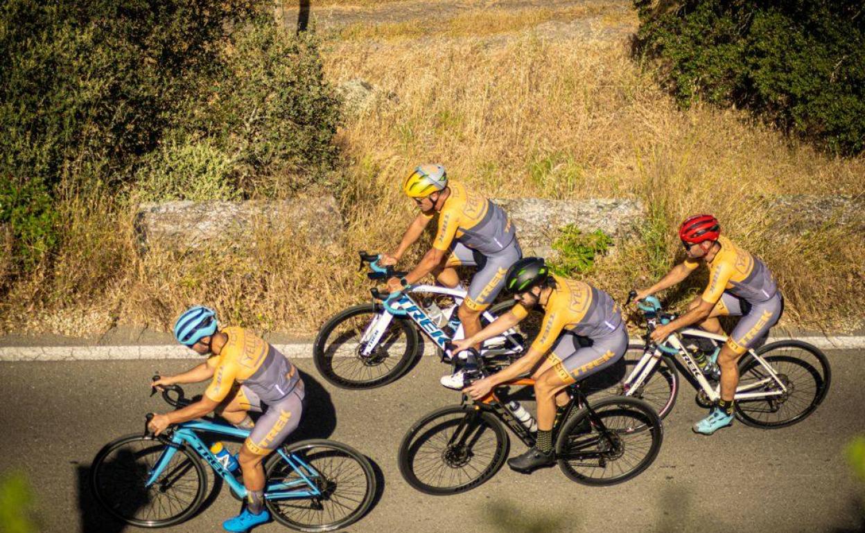 Foto de los cuatro integrantes del equipo ciclista. 