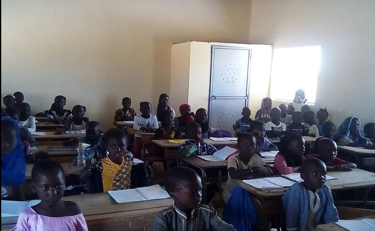 El proyecto pretende ayudar a que más niñas estudien y no abandonen la formación en Senegal. 