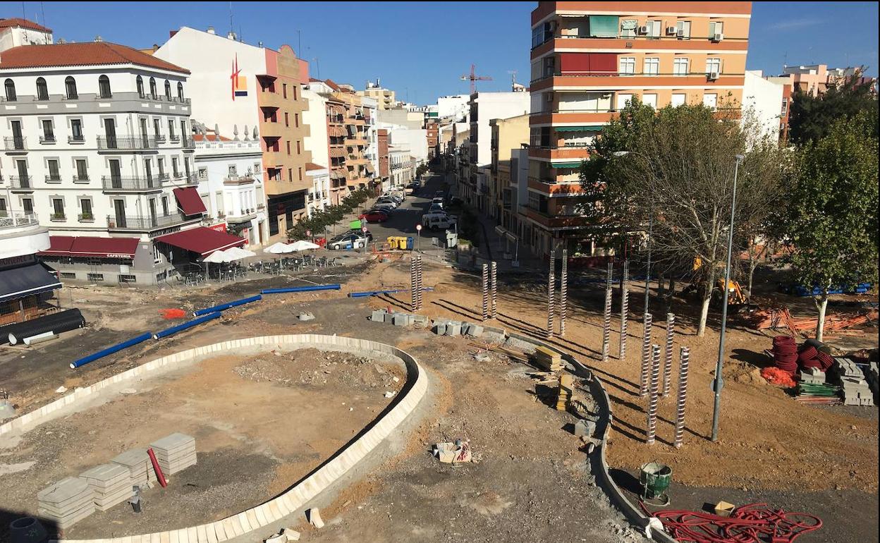 Ya se está delimitada la rotonda y algunas de las zonas peatonales. 