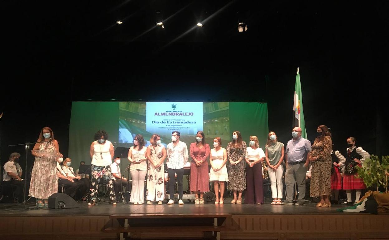 Momento en el que los equipos de vacunación de Mérida reciben el homenaje en el día de Extremadura.