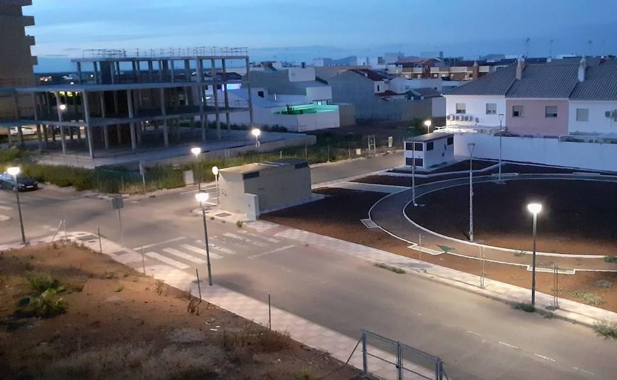 Foto del parque Héroes del covid y al fondo la estructura de hormigón de la nueva comisaría. 