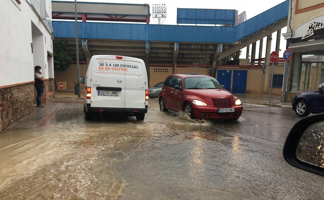 Las lluvias provocaron importantes charcos en algunas zonas como la cercana al estadio. 