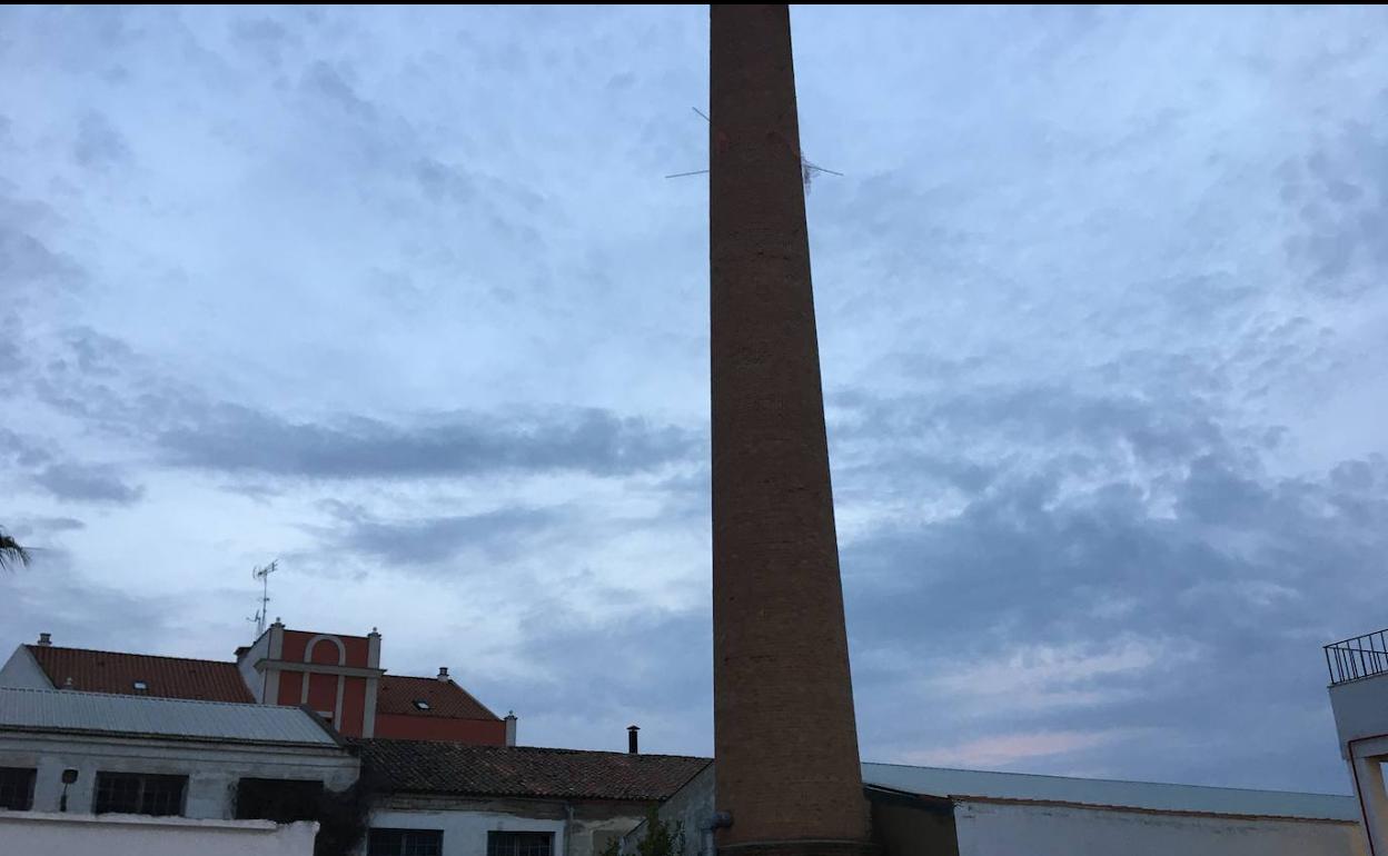 En el edificio de la chimenea irá un centro social para la barriada de Santiago. 