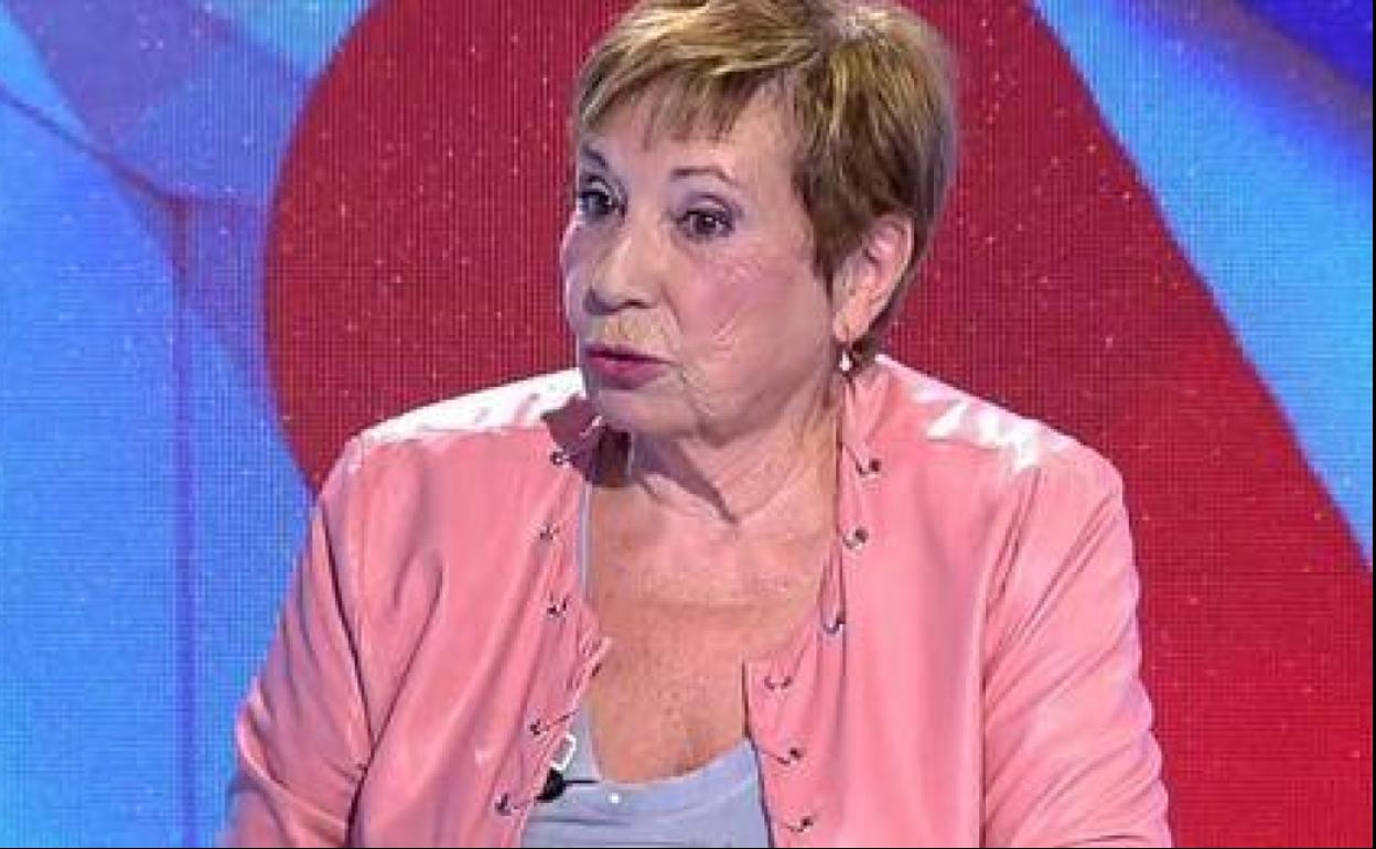 Almendralejo invita a Celia Villalobos a conocer las bodegas de cava y le envía muestras