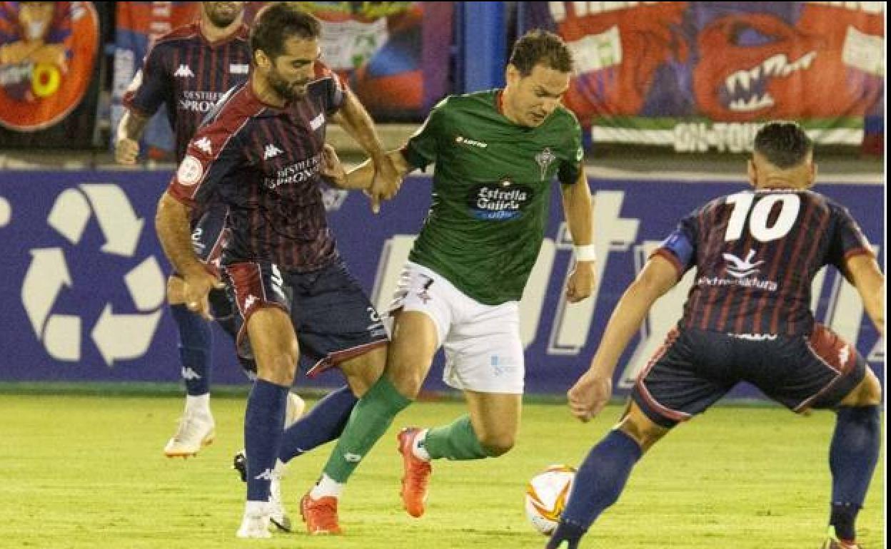 Fran Cruz y de espaldas Kike Márquez con el ferrolano David Rodríguez.