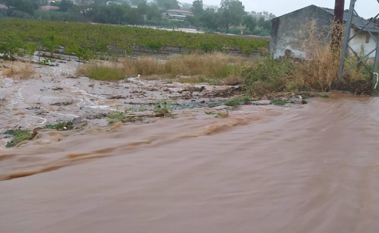Las lluvias de la noche han provocado cortes en numerosas vías de la ciudad. 