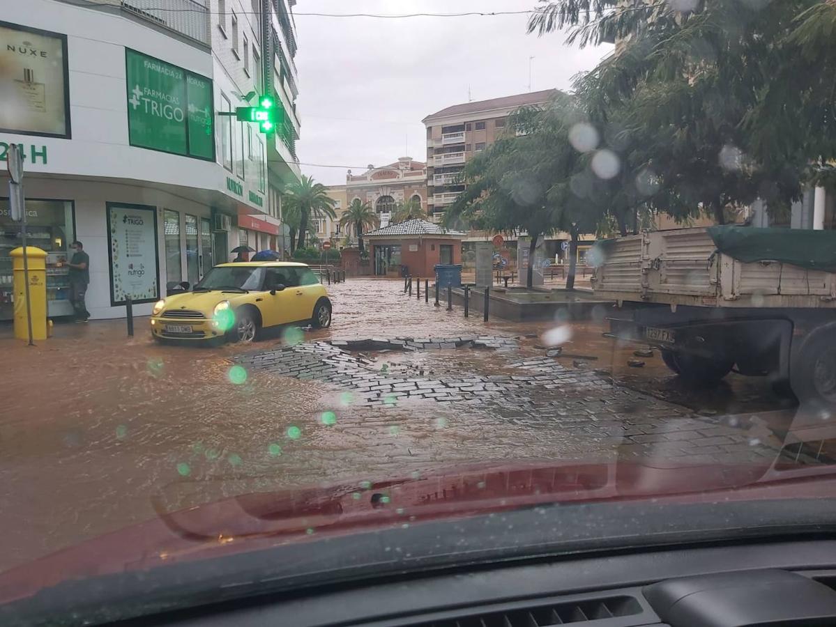 Las lluvias han provocado numerosos daños materiales en la ciudad. 