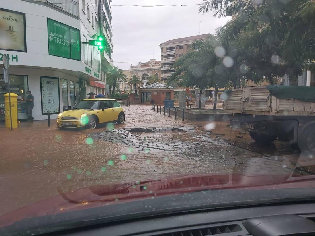 Las lluvias han provocado numerosos daños materiales en la ciudad. 