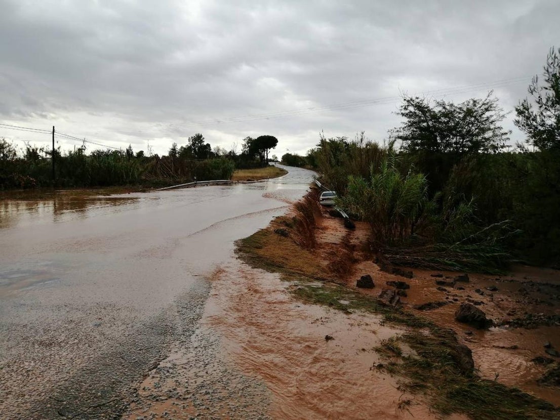 Las lluvias han provocado numerosos daños materiales en la ciudad. 