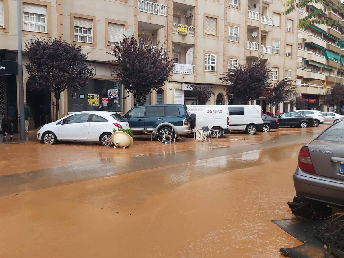 Las lluvias han provocado numerosos daños materiales en la ciudad. 