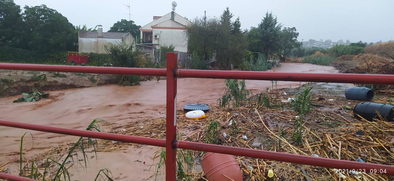 Las lluvias han provocado numerosos daños materiales en la ciudad. 